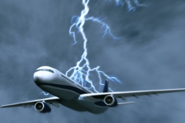 В пассажирский лайнер, летевший в Москву, ударила молния