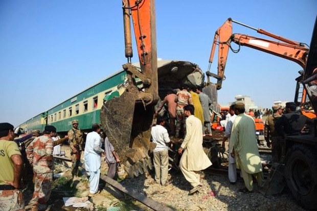 Число жертв зіткнення поїздів у Пакистані зросло до 19 осіб