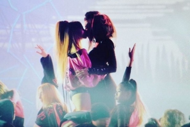 Каменських і Дорофеєва поцілувалися в прямому ефірі Music Awards