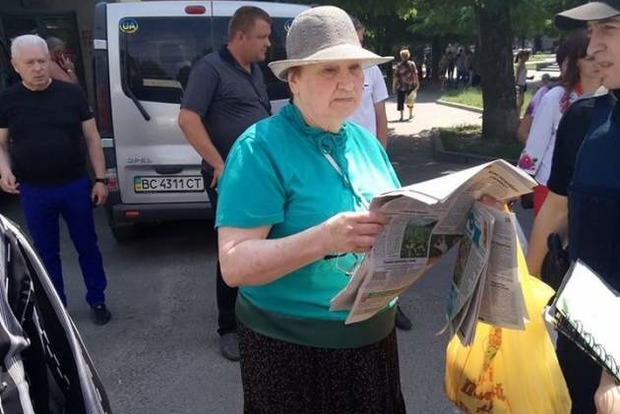 Бандеровцы понаехали: во Львове пенсионерка с Донбасса окропила выпускницу перцовым баллончиком