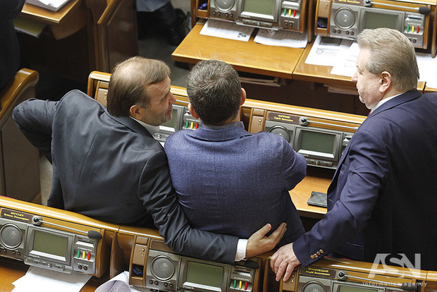 Политолог назвал троих фаворитов парламентских выборов в Украине 