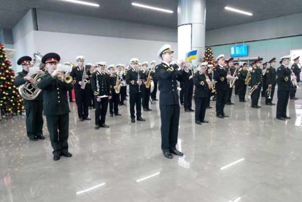 Військові оркестри грали в аеропортах України на честь «Кіборгів»