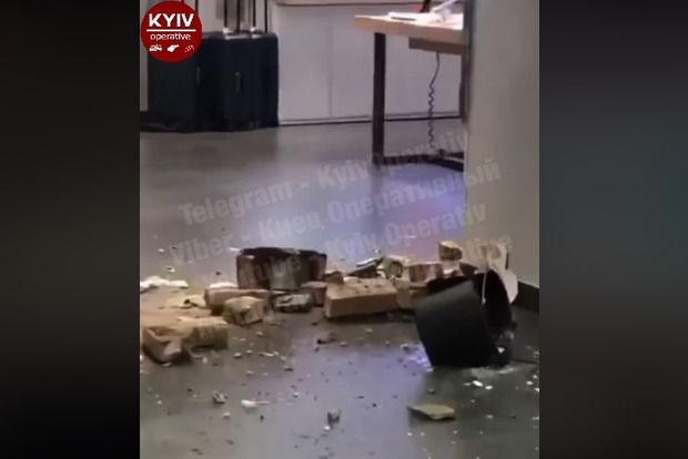В центре Киева в популярном ТРЦ рухнул потолок (видео)