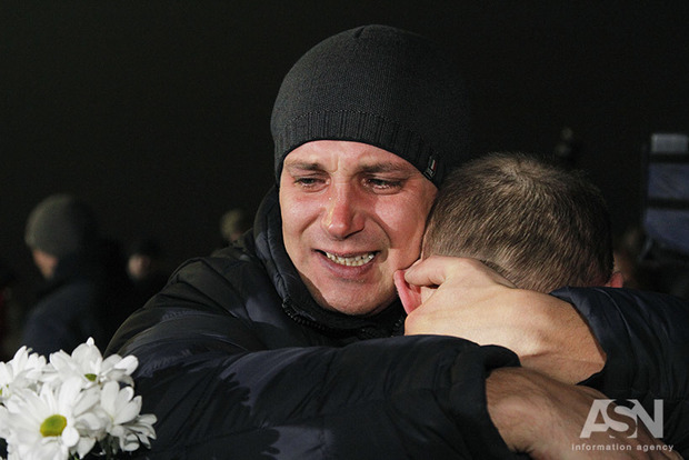 Слезы и счастье. Освобожденные из плена украинцы прибыли в Киев