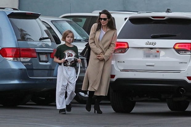Анджелина Джоли сама водит дочь на карате