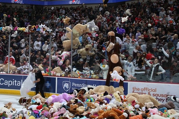 Навіщо хокейні фани кинули на стадіон 35 тис м'яких іграшок