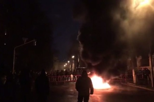 Активісти палили шини під АП і їздили до дому Порошенка
