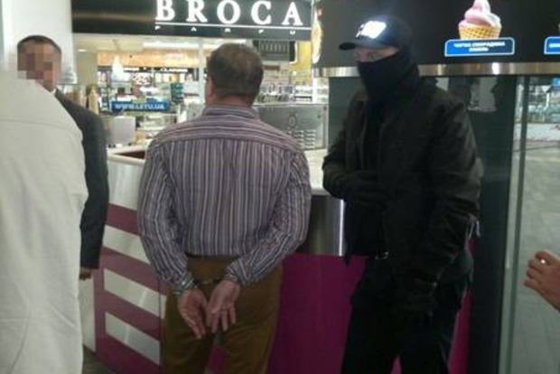 Столичные чиновники попались на взятке