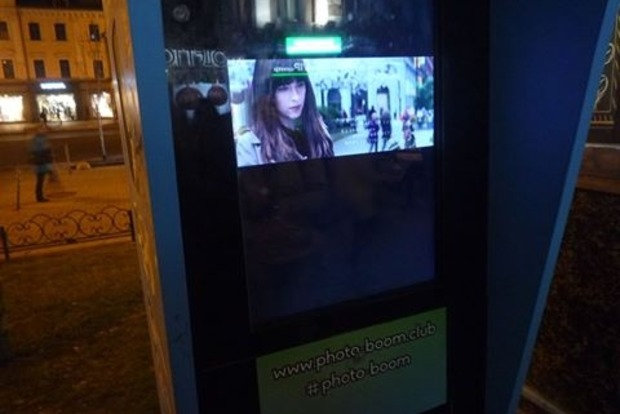 На Крещатике автомат по печати фото транслирует порно