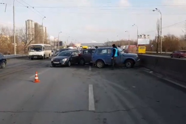 Відразу п'ять авто зіткнулися в Києві на проспекті Ватутіна