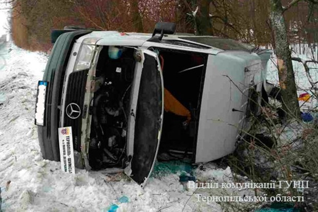 В Тернопольской области перевернулся микроавтобус, 12 пострадавших