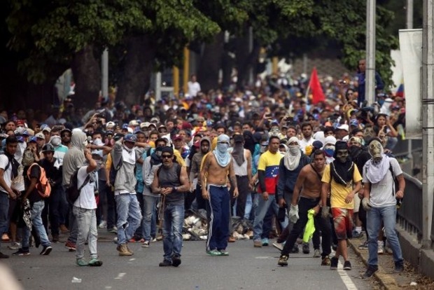 Протесты в Венесуэле: Оппозиционеры сожгли грузовик нацгвардии