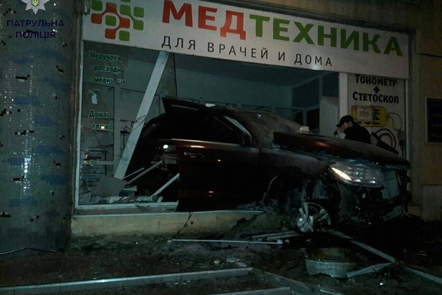 В Одесі п'яний водій врізався у вітрину магазину