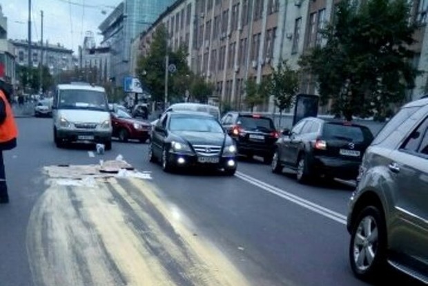 В Киеве водитель залил желтой краской новый асфальт на Мельникова