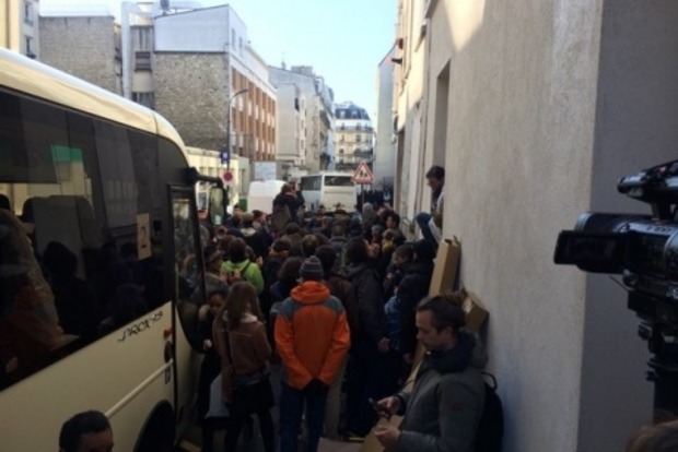 У Парижі відбулися сутички між поліцією і противниками виселення біженців