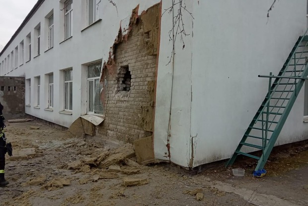 Террористы обстреляли из артиллерии Станицу-Луганскую и попали в детский сад. Два человека контужено