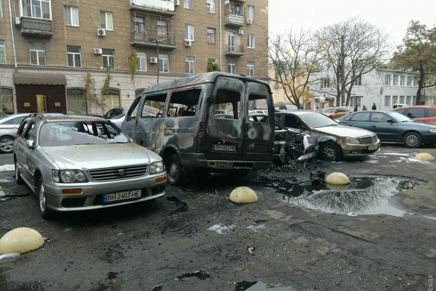 За ніч в Одесі спалили майже 20 автомобілів