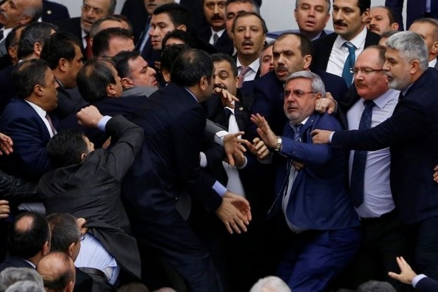 Драка в турецком парламенте, одному депутату сломали нос‍
