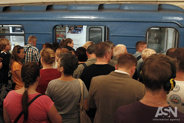  В метро киевляне поймали грабителя, вырвавшего из рук женщины телефон