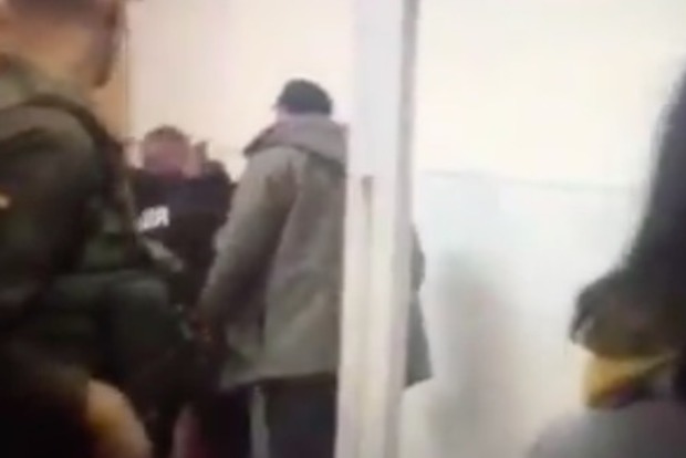 Парасюк избил полицейского в суде в Мариуполе‍