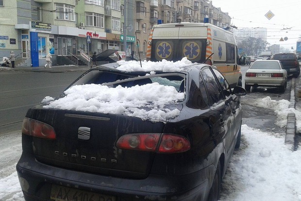 В Харькове упавшая глыба льда раздавила иномарку, есть пострадавшие‍