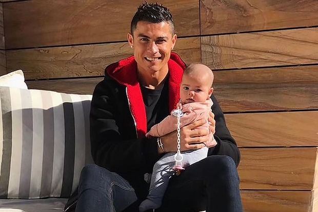 Роналду показал фанатам фото со своей маленькой дочкой