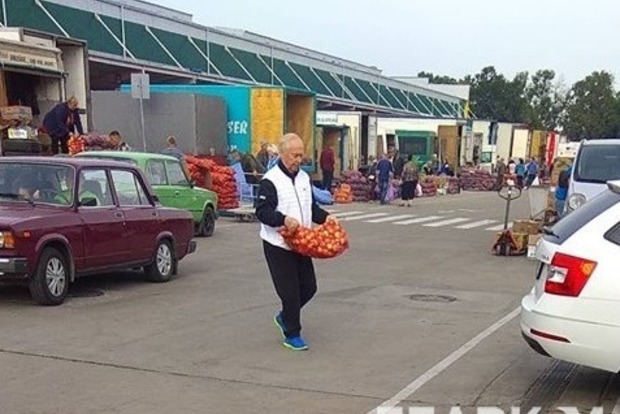 Закупився цибулькою на зиму: на Столичному ринку помітили колишнього наставника Януковича