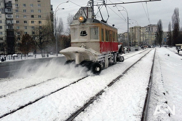 Снегопад в Киеве: на улицах работает около 300 единиц спецтехники