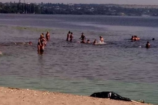 Ну и что?: Жители Приднепровска купались рядом с трупом