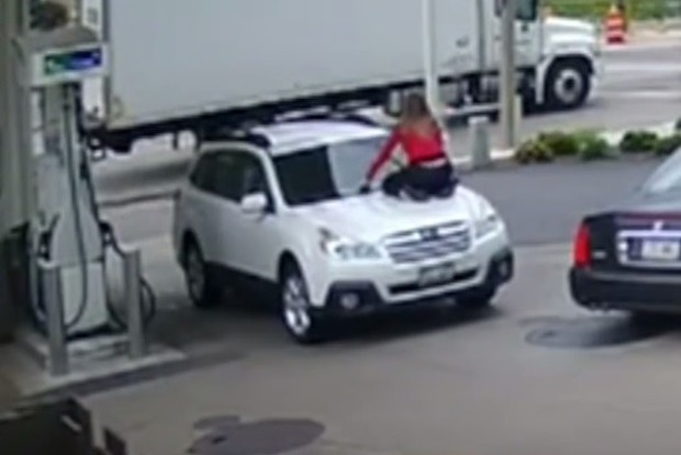 Американка запрыгнула на капот своей машины и не дала преступнику ее угнать