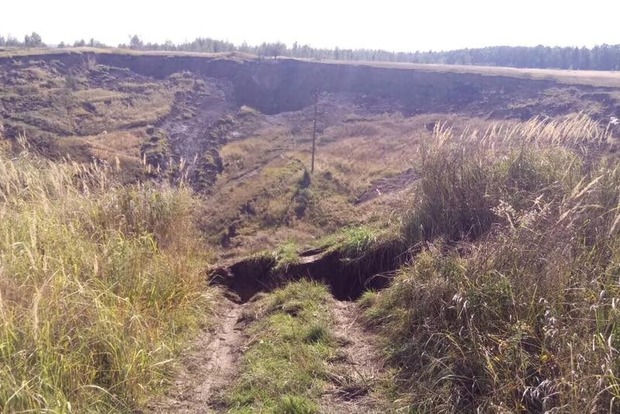На Львовщине после землетрясения образовался огромный кратер. Появилась сьемка с неба
