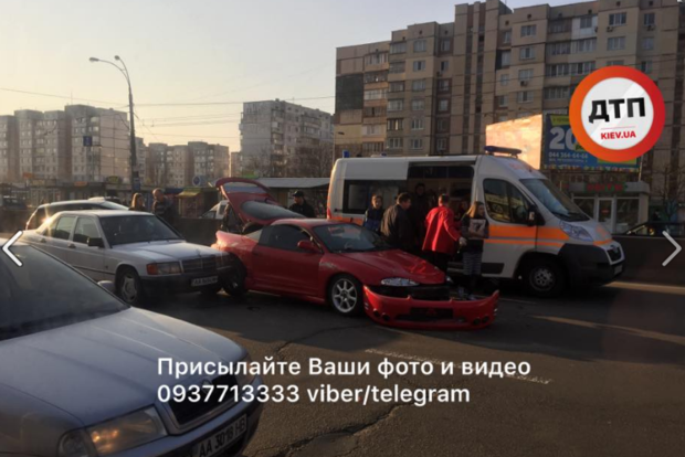 ДТП в Киеве: разбиты три автомобиля, есть пострадавшие