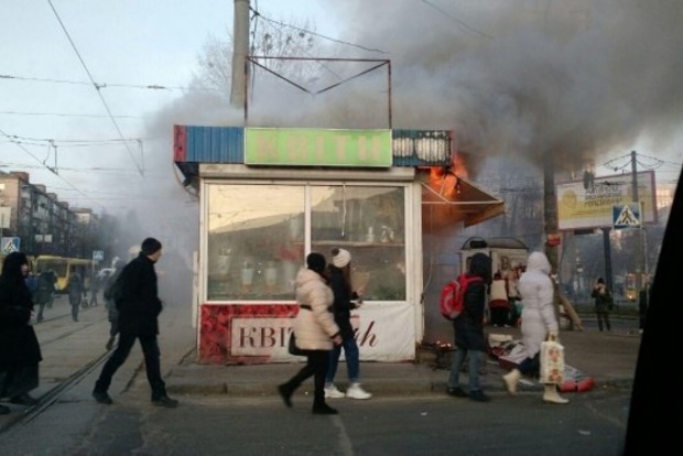Возле метро «Лукьяновская» сгорел магазин цветов