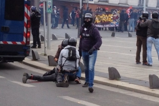 Во Франции прошли массовые акции протеста, полиция применила слезоточивый газ и водометы (видео)