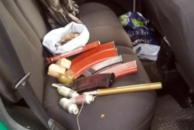 В Донецкой области в автомобиле нашли крупную партию боеприпасов