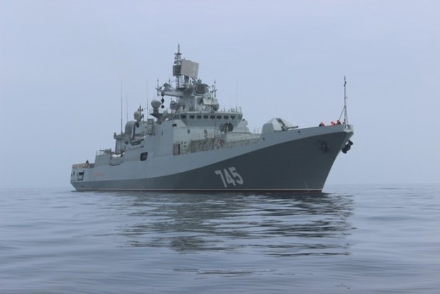 Российский фрегат подходит к эсминцам США, обстрелявшим Сирию