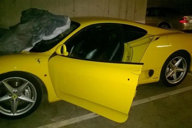 Хлопець виставив на eBay «Ferrari» з фото сексу в машині