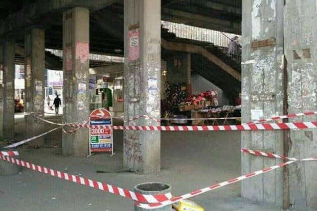 В Киеве кусок облицовки моста разбил голову 18-летней девушке