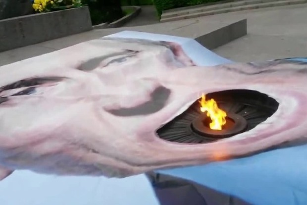 Полиция ищет хулиганов, накрывших портретом Путина Вечный огонь в Киеве