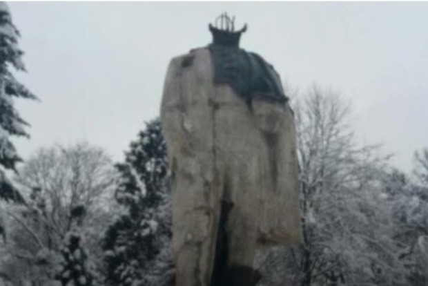 Вандалы во Львовской обезглавили памятник Шевченко