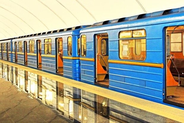 В киевском метро задержали вооруженного мужчину