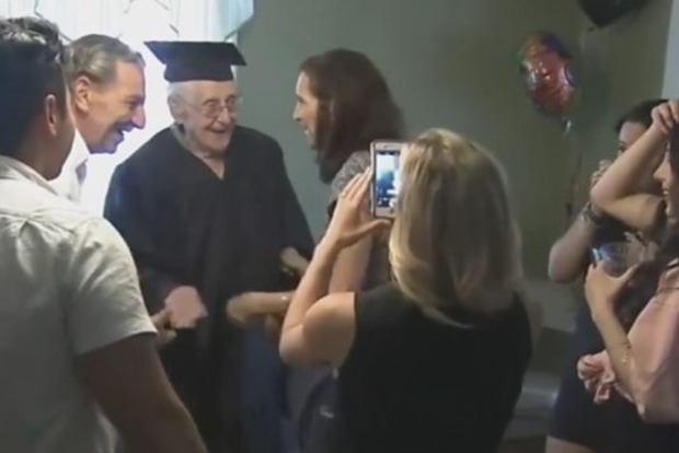 Американский дедушка получил аттестат об окончании школы в 97 лет
