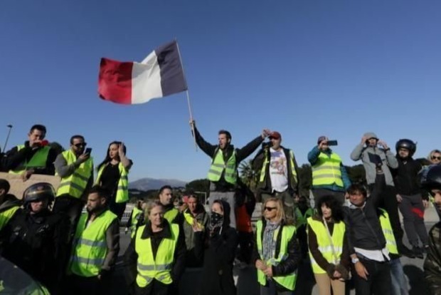 Во Франции хотят ввести режим чрезвычайного положения из-за массовых протестов