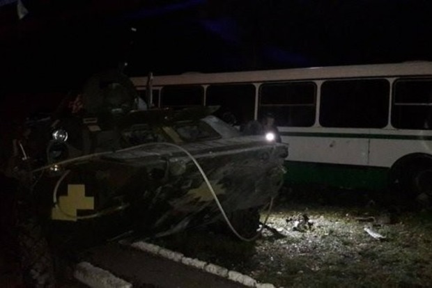 На Донбассе столкнулись БТР и автобус, погиб один человек