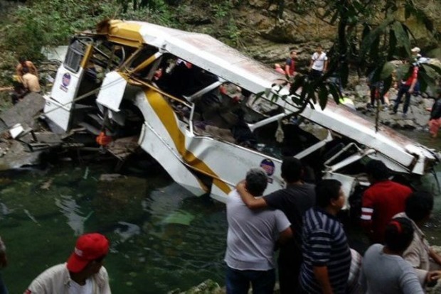 В Индии пассажирский автобус сорвался в ущелье, есть жертвы