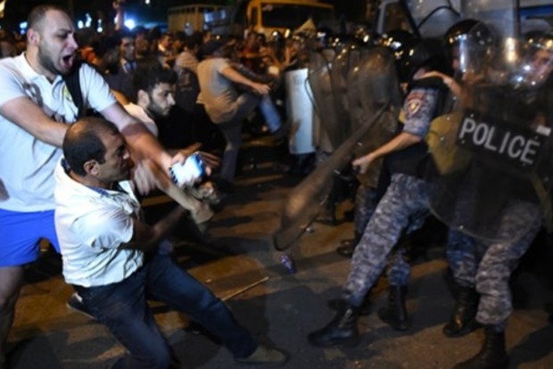 У зіткненнях біля захопленого відділу поліції в Єревані постраждали понад 50 осіб