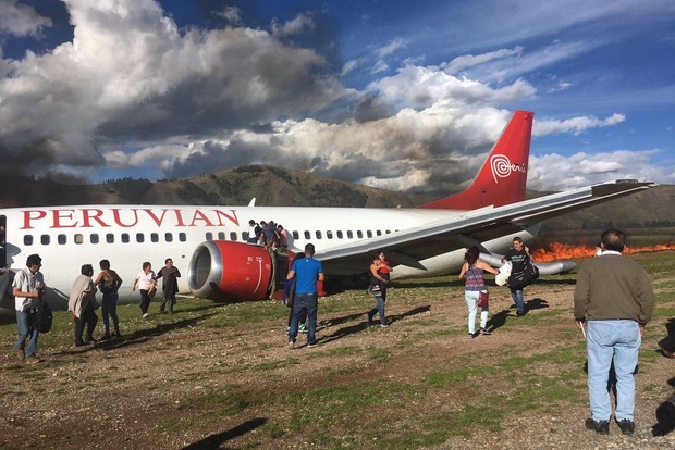 Девушка сняла репортаж на фоне горящего Boeing в Перу