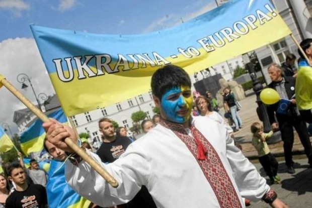 Поляки объяснили, зачем одели украинских рабочих в сине-желтую форму