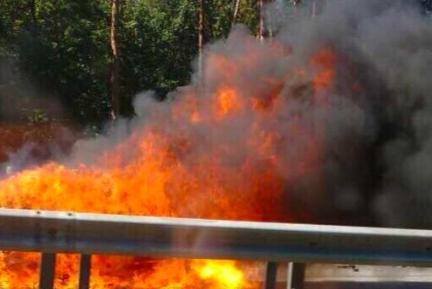 Серьезное ДТП в Киеве: загорелся автомобиль с женщиной и ребенком