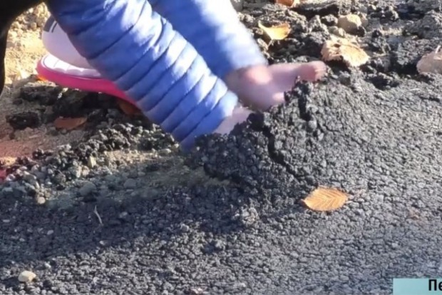 Нова дорога в Закарпатській області знімається з землі як килим